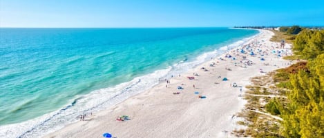 Playa en los alrededores, camastros y toallas de playa