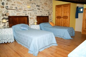 2 bedrooms, desk, iron/ironing board, free WiFi - Charming gîte in the heart of the vineyards - Swimming pool, Jacuzzi & Air conditioning (Fressac)
