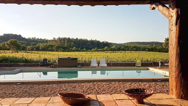 A pool with a view of a vineyard, a pergola, and two lounge chairs. - Charming gîte in the heart of the vineyards - Swimming pool, Jacuzzi & Air conditioning (Fressac)