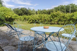 Outdoor dining - Charming gîte in the heart of the vineyards - Swimming pool, Jacuzzi & Air conditioning (Fressac)