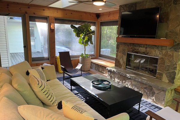 Smart TV, fireplace, Netflix, Hulu