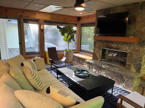 Luxury home, Private beach 200 ft away+New Bathroom and Hot Tub+ 8 mins to town!