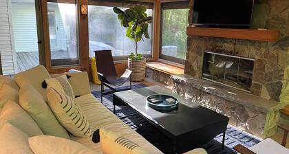 Luxury home, Private beach 200 ft away+New Bathroom and Hot Tub+ 8 mins to town!