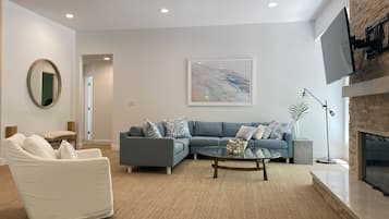 Smart TV, fireplace, Netflix, Hulu