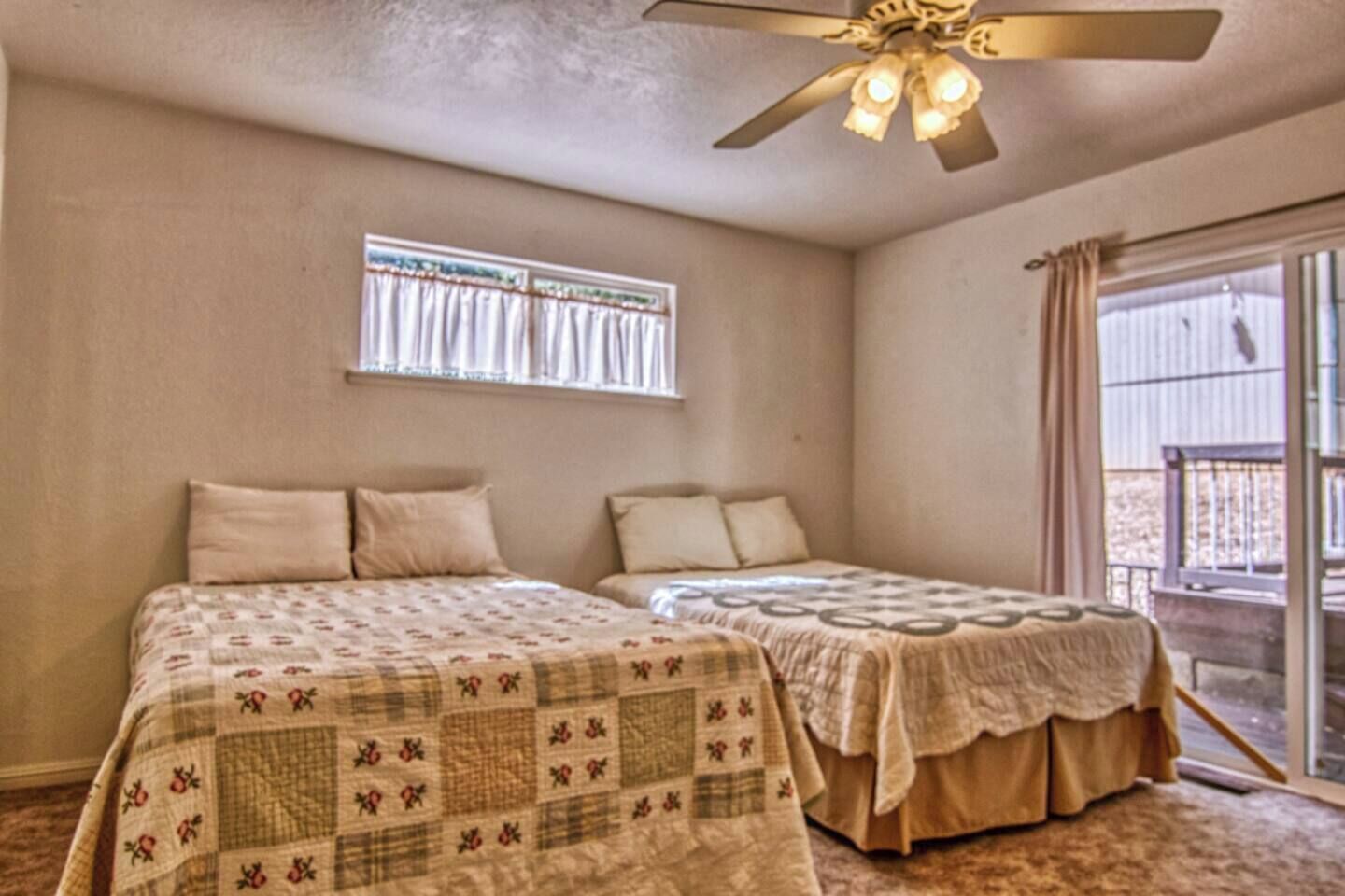 Skrivbord, strykjärn/strykbräda, wi-fi och sängkläder