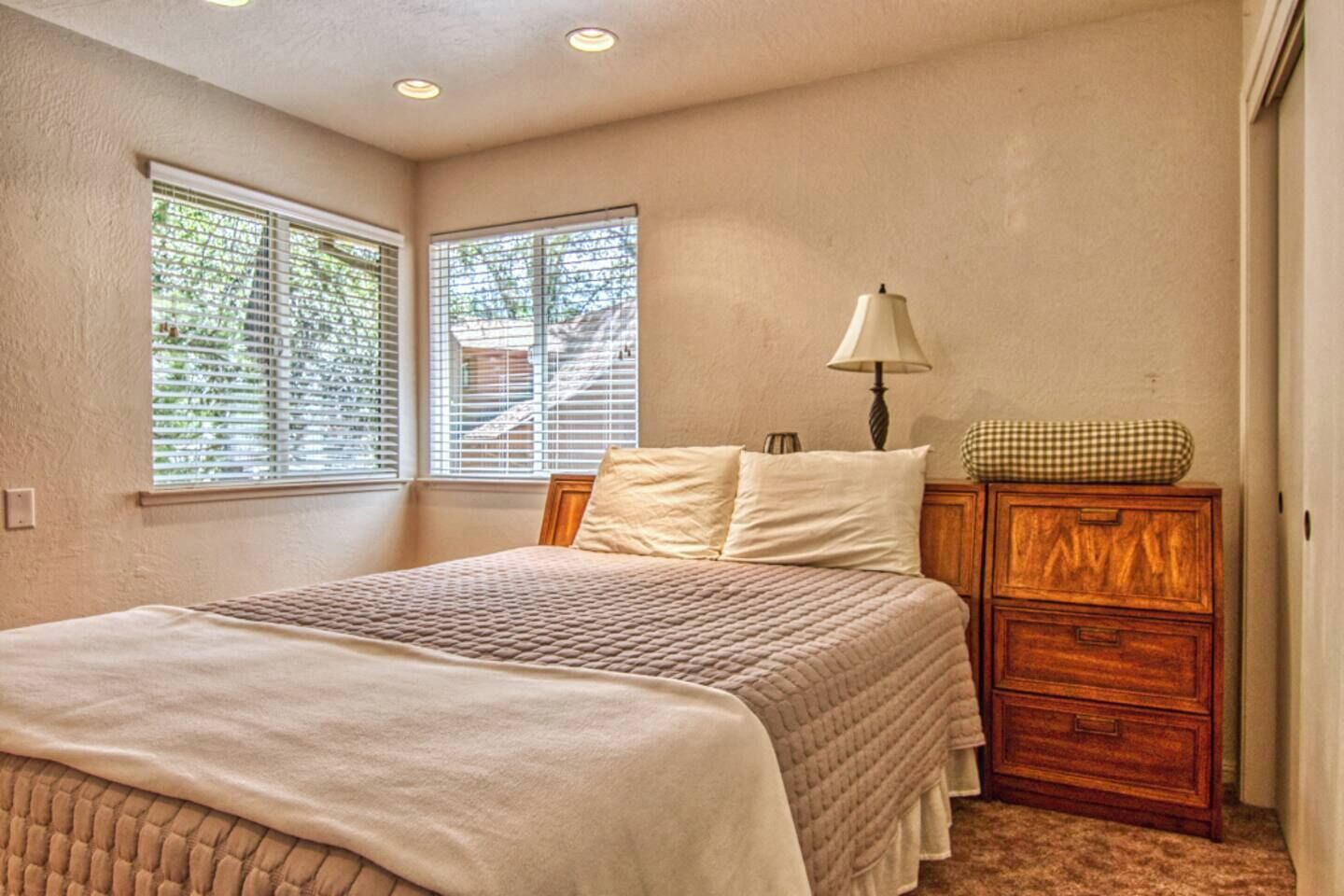 Desk, iron/ironing board, WiFi, bed sheets