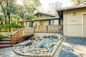 Exterior detail - Digger Pine Getaway at Pine Mountain Lake (Groveland)