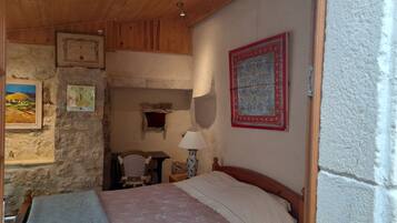 1 bedroom, desk, iron/ironing board, free WiFi