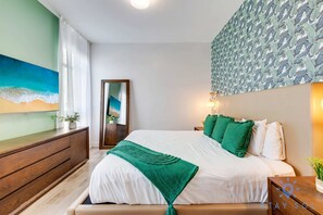 1 habitación, escritorio, tabla de planchar con plancha y cuna de viaje 