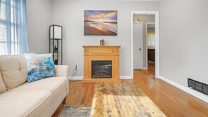 House, 3 Bedrooms | Living room - Spacious 3 Bedroom Home With Full Kitchen - Minutes From ATL Airport! 3 Home by Redawning (College Park)