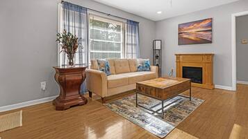 House, 3 Bedrooms | Ruang tamu