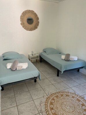 2 chambres, fer et planche à repasser, lit de bébé portatif