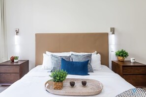 Desk, iron/ironing board, travel cot, WiFi