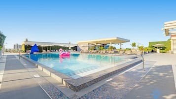 Una piscina con borde infinito, una piscina en la azotea
