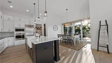 House, 4 Bedrooms | Private kitchen | Coffee/tea maker