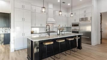 House, 4 Bedrooms | Private kitchen | Coffee/tea maker