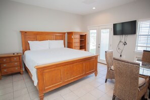 Free WiFi, bed sheets - Studio Home Just a Minute Walk from the Beach!  Book before gone! (Panama City Beach)