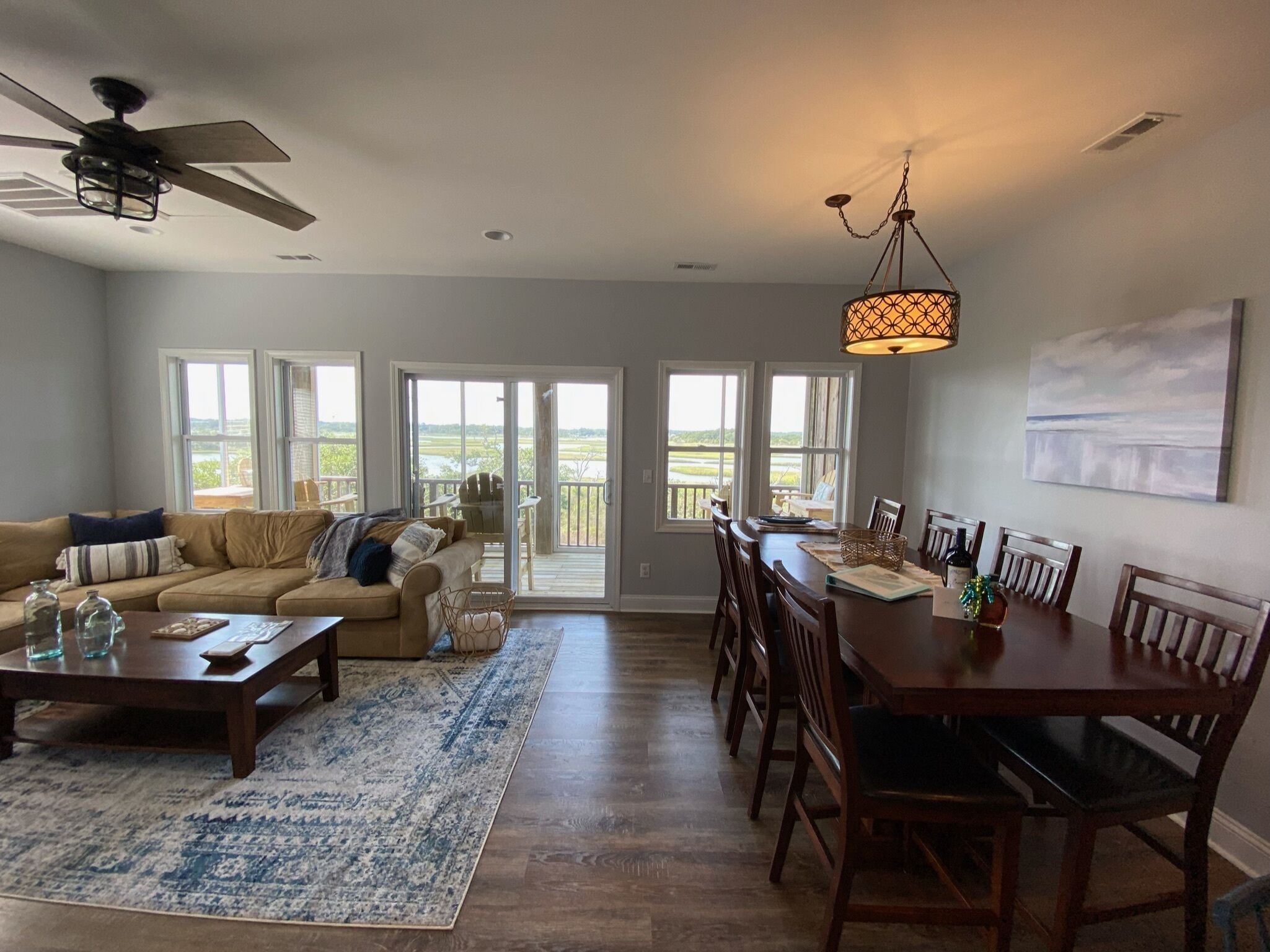 TV connectée, livres, chaîne hi-fi