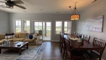 TV connectée, livres, chaîne hi-fi