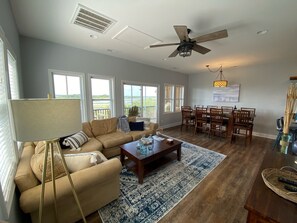 Televisor intel·ligent, llibres i estèreo 