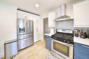 Fridge, microwave, oven, stovetop - @ Marbella Lane - Vibrant 4BR RWC | Ldry + P (Redwood City)