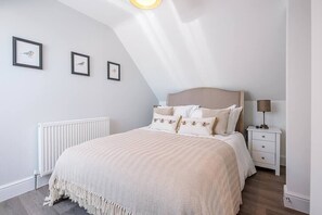 1 bedroom, Egyptian cotton sheets, travel cot, WiFi - Geoff's Rest with Hot Tub, Pond Hall Farm, Hadleig (Ipswich)