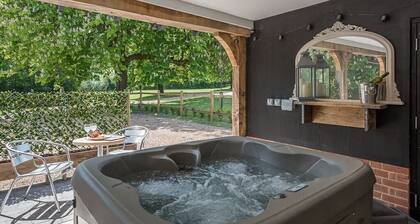 Geoff's Rest with Hot Tub, Pond Hall Farm, Hadleig