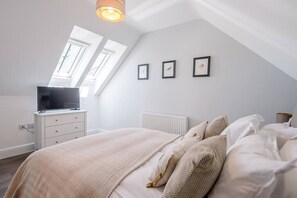 1 bedroom, Egyptian cotton sheets, travel crib, WiFi - Geoff's Rest with Hot Tub, Pond Hall Farm, Hadleig (Ipswich)