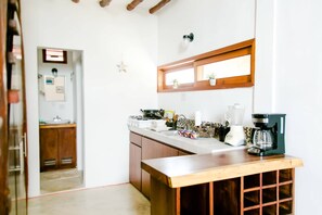 Microwave, oven, stovetop, coffee/tea maker - 3BR House Tiburon Ballena (Holbox)