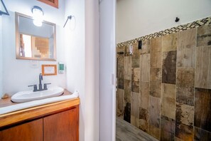 Douche, serviettes fournies