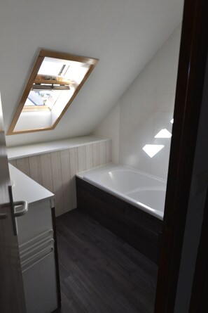 1 habitación y tabla de planchar con plancha 