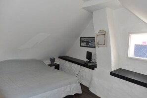 1 habitación y tabla de planchar con plancha 