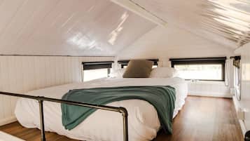 1 bedroom, travel crib, bed sheets
