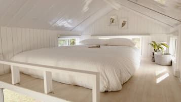 1 bedroom, desk, bed sheets
