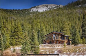 Exterior - Modern 3BR Chalet w/ Hot Tub & Mt. Quandary Views! (Blue River)