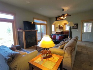 TV, fireplace, DVD player, stereo - Grey Moose: Mountain Views & Nearby Trails (Winthrop)