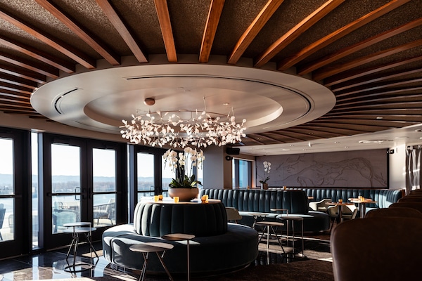 2 bars/lounges, tapas bar
