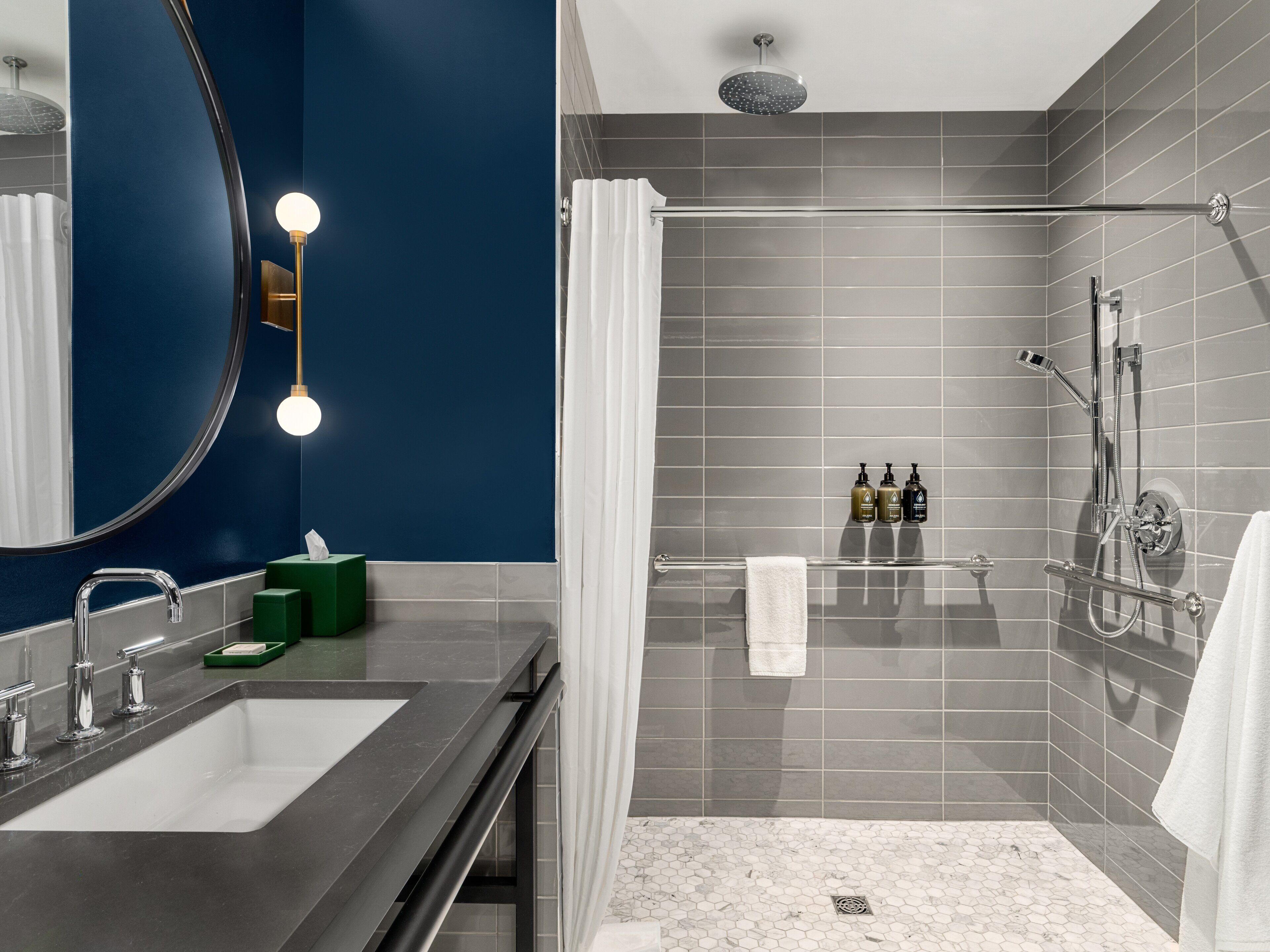 Ducha, artículos de higiene personal de diseño y secador de pelo