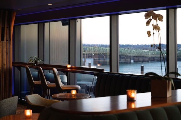 2 bars/lounges, tapas bar