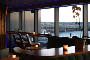 2 bars/lounges, tapas bar at Hotel Indigo Vancouver Dwtn – Portland Area by IHG