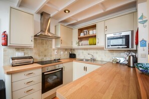 Fridge, microwave, oven, stovetop - Rose Cottage - sleeps 4 guests in 2 bedrooms (Kingsand)