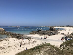Ubicación cercana a la playa y tumbonas