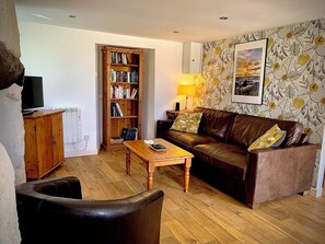 Una Smart TV, una chimenea, libros, un reproductor estéreo