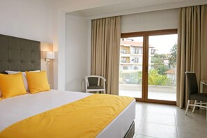 Superior tweepersoonskamer | Een kluis op de kamer, een bureau, gratis wifi