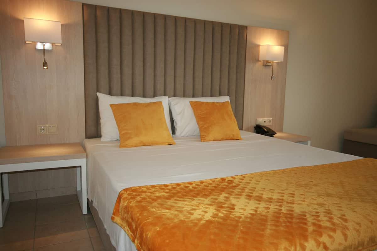 Standard Double or Twin Room | In-room safe, desk, WiFi (free)