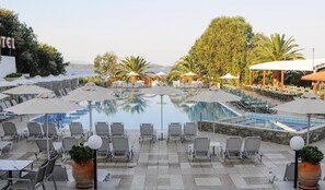 Seasonal outdoor pool, pool umbrellas, pool loungers - Aristoteles Holiday Resort & Spa (Aristotelis)