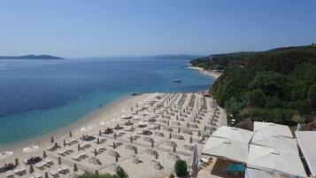 2 bars/lounges, poolside bar, beach bar