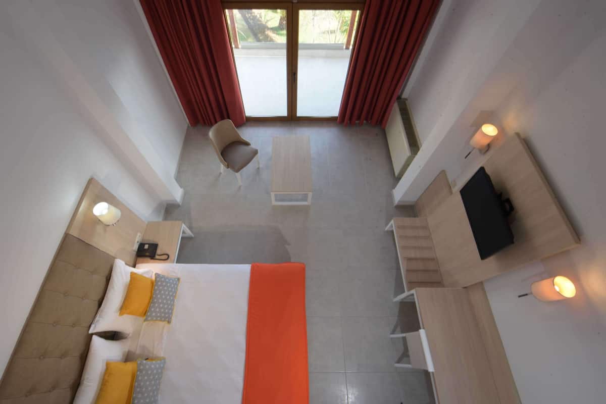 Family Duplex | In-room safe, desk, WiFi (free)