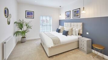 House | Bathroom | Combined shower/tub, towels