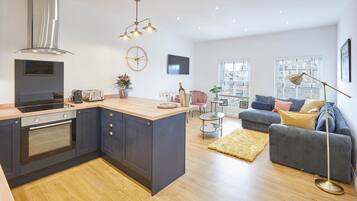 House | Private kitchen | Fridge, microwave, oven, stovetop